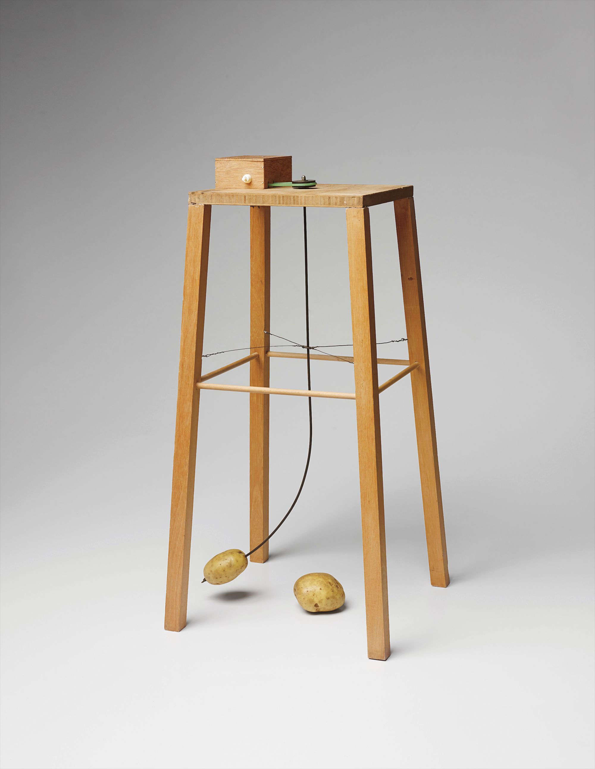 Sigmar Polke — Apparat, mit dem eine Kartoffel eine andere Kartoffel umkreisen kann (Apparatus Whereby One Potato Can Orbit Another)