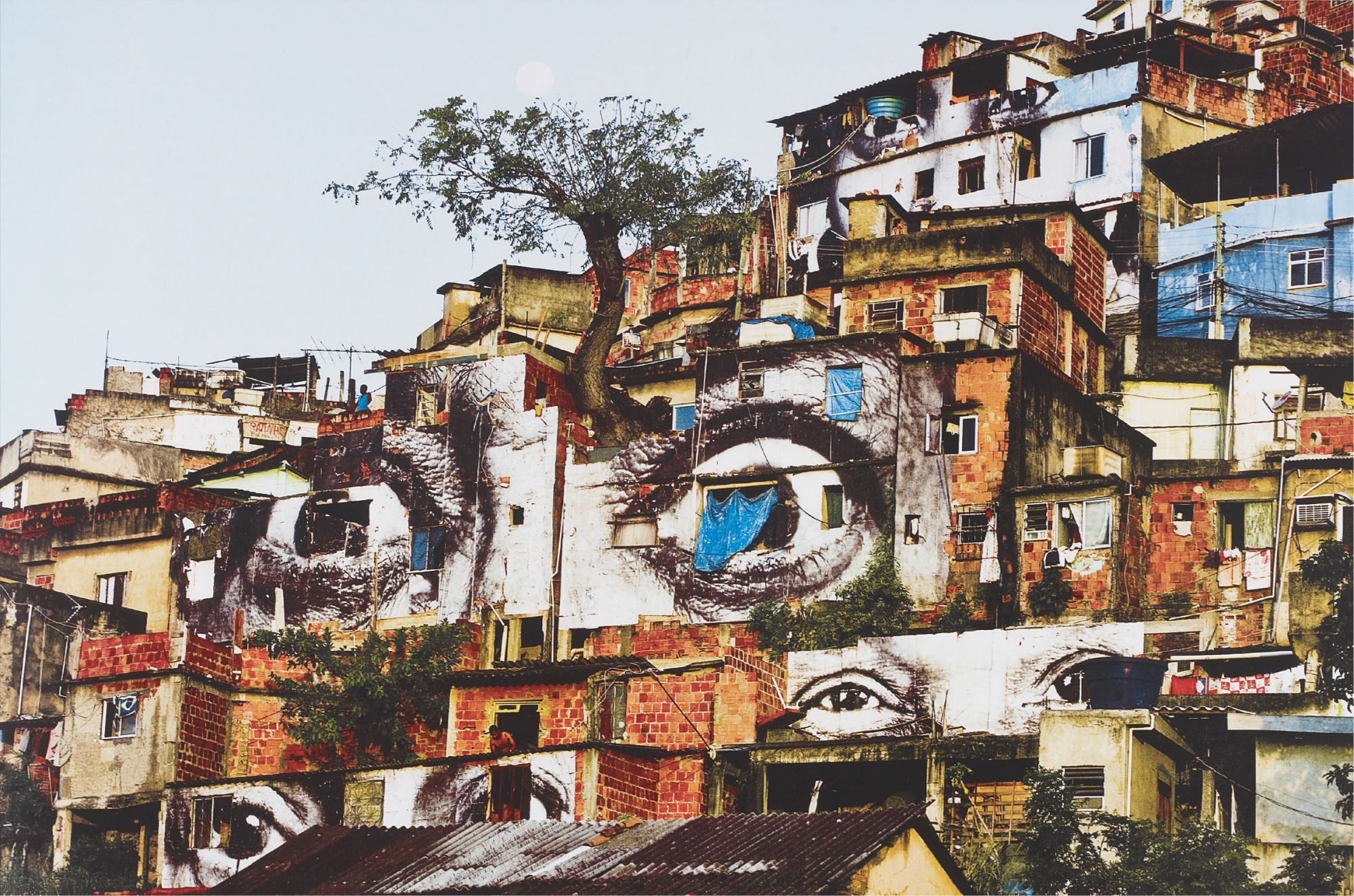 Tree and Moon from Women Are Heroes, Action dans la Favela Morro da Providência