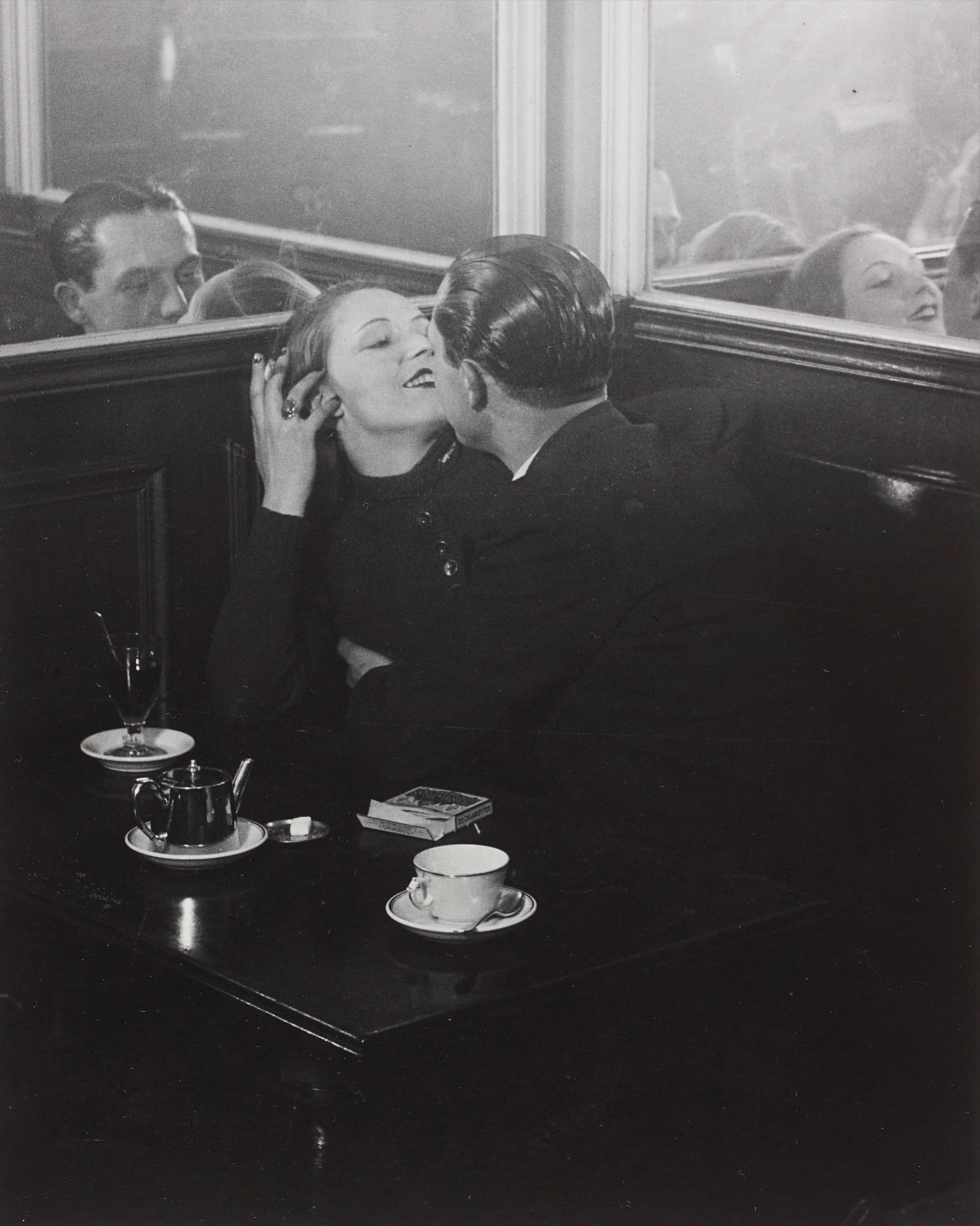 Brassaï (Gyula Halász) — Couple d'amoureux, quartier place d'Italie