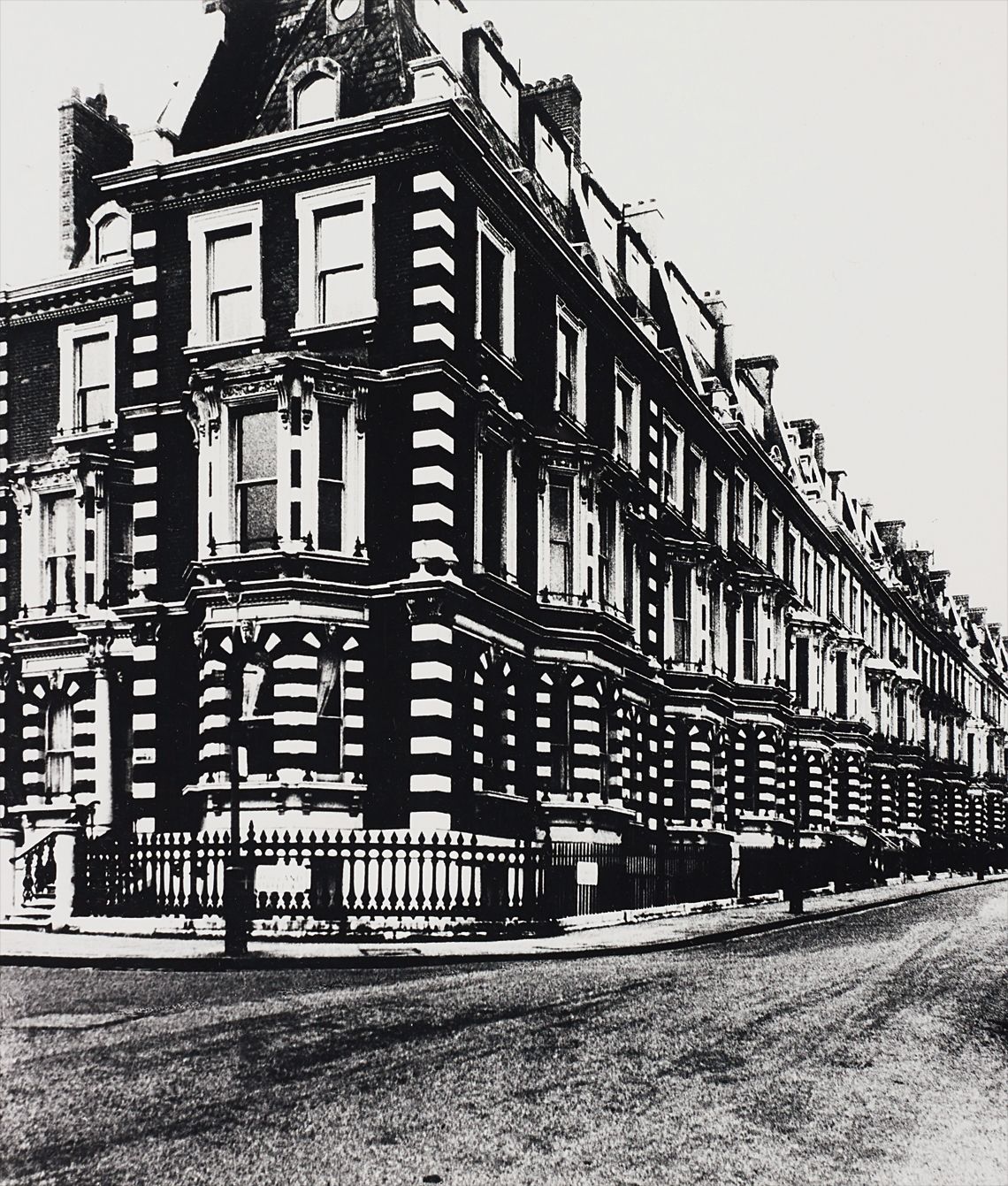 Bill Brandt — Hornton Street, Campden Hill, London