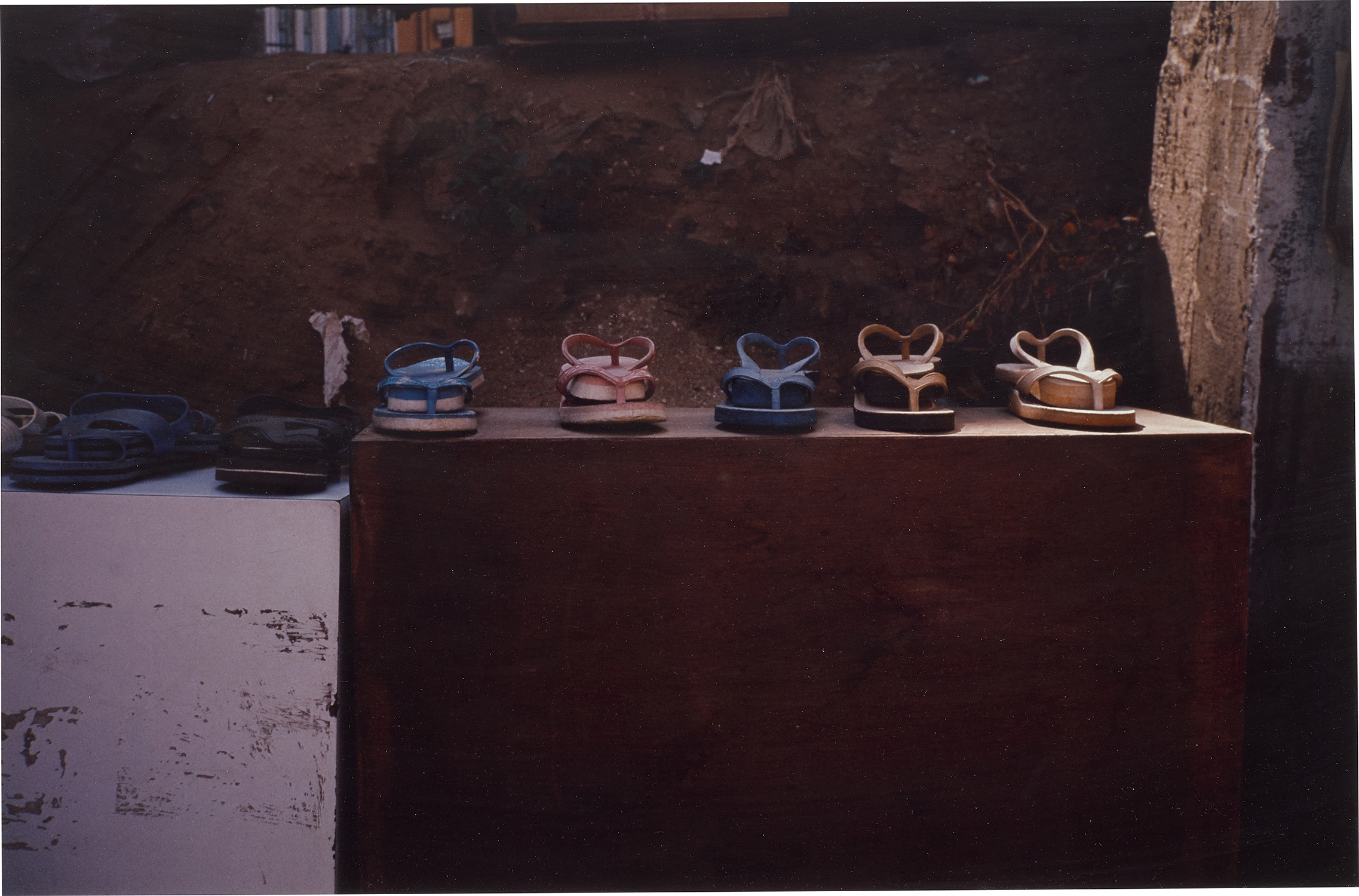 Gabriel Orozco — Chanclas En Venta