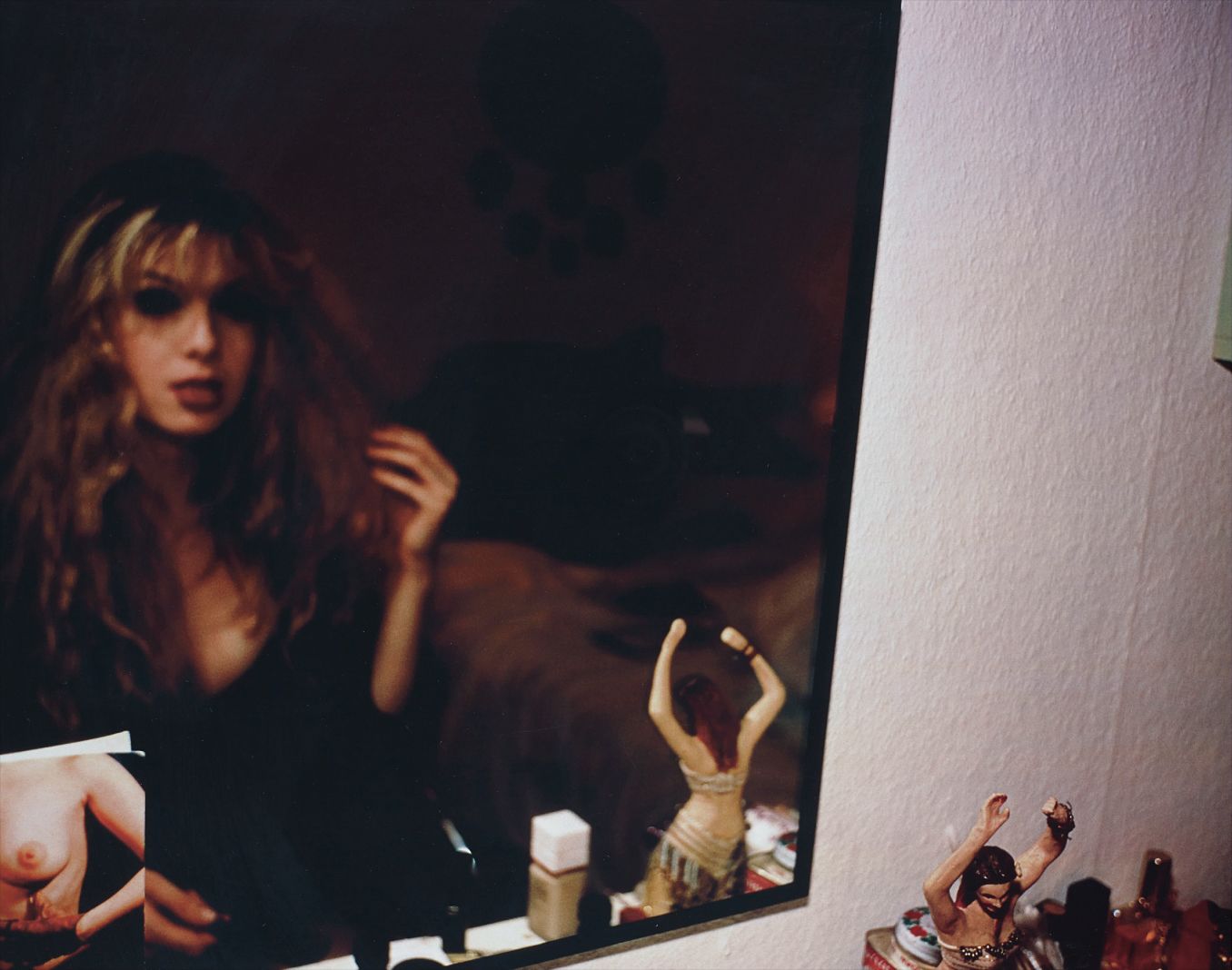 Nan Goldin — Joey in front of my mirror, Berlin