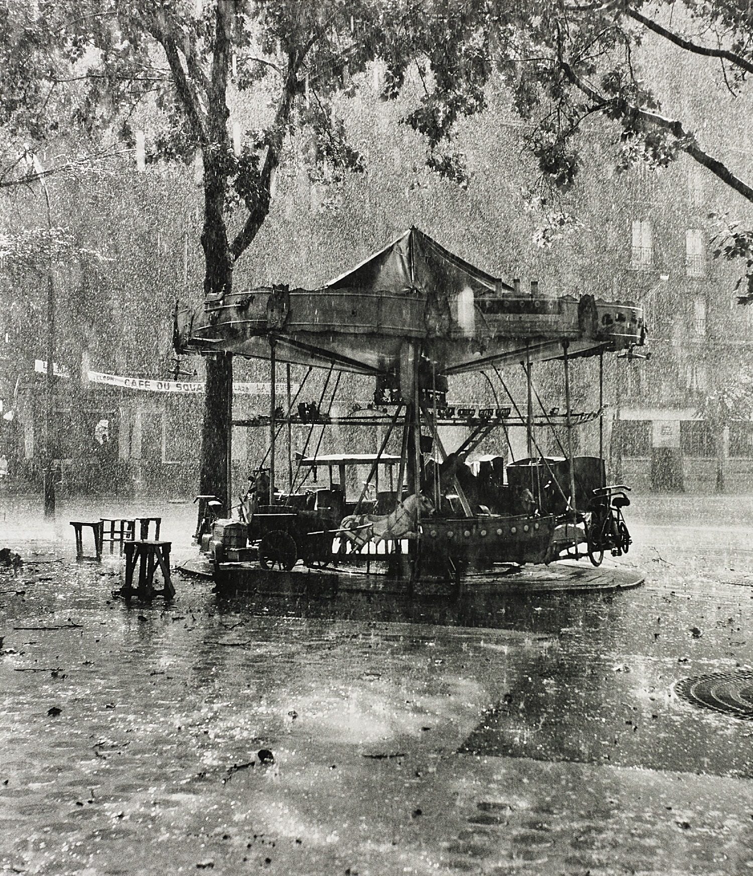 Robert Doisneau — Le manège de Monsieur Barré