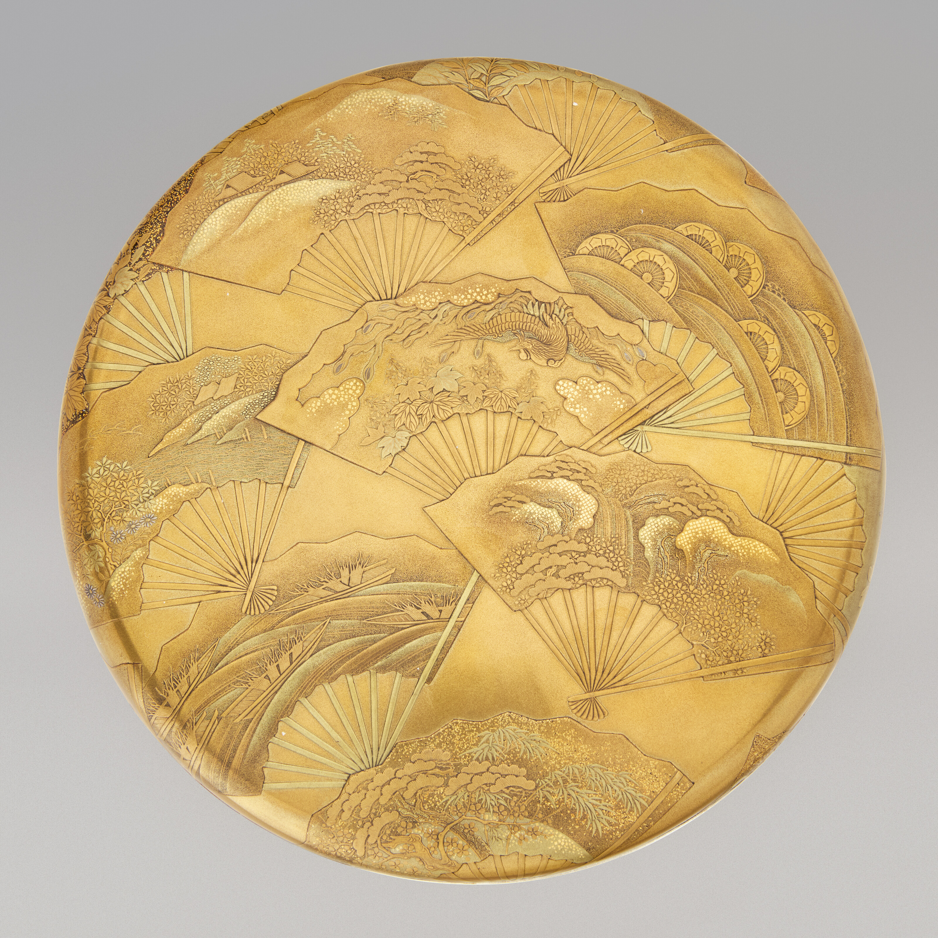 A Round Lacquer Writing Box ( Suzuribako ) With Scattered Fans — EDO-MEIJI PERIOD (19TH CENTURY)