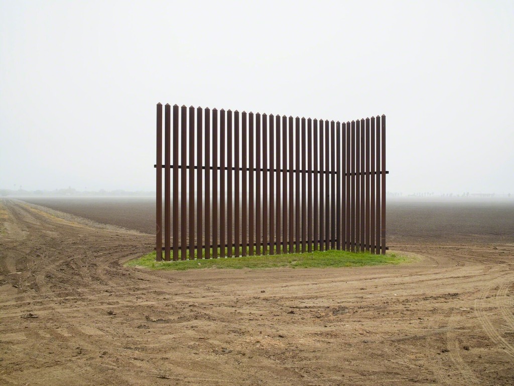 Richard Misrach — Wall, Near Los Indios, Texas/El muro, al este de Nogales, Arizona 