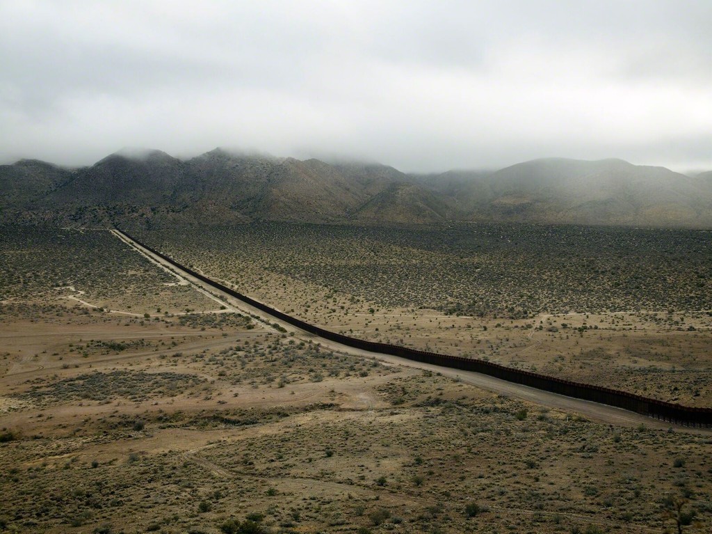 Wall, Jacumba, California/El muro, Jacumba, California