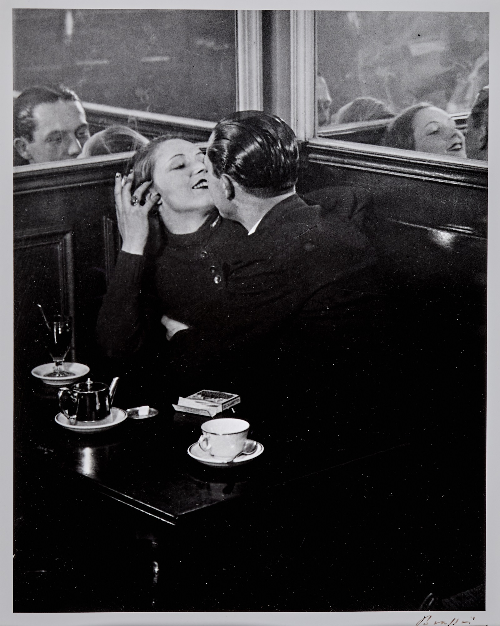 Brassai — Couple d'amoureux dans un petit café, quartier Italie