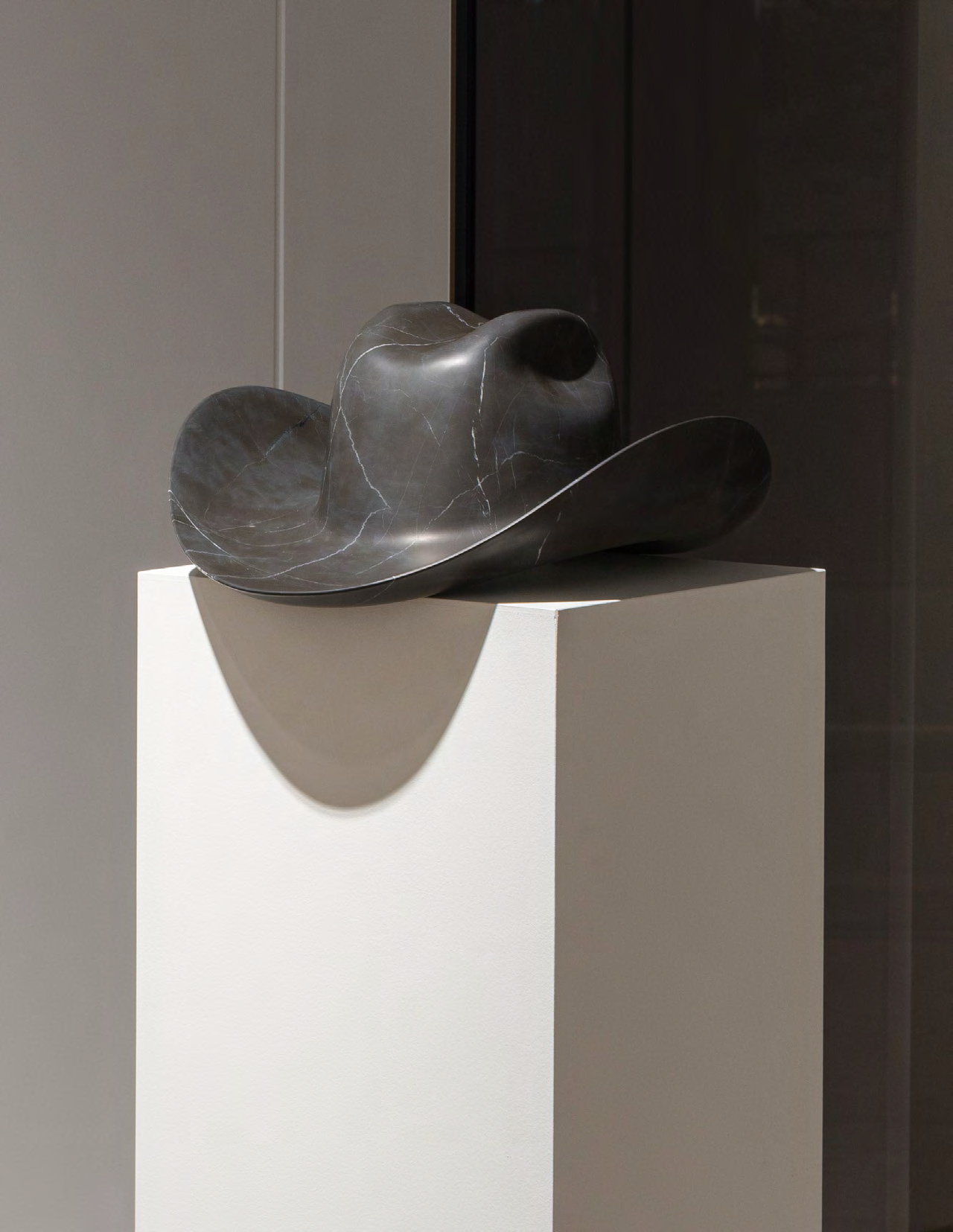 Robert Longo — The American (Marble Preto Mem Martins)