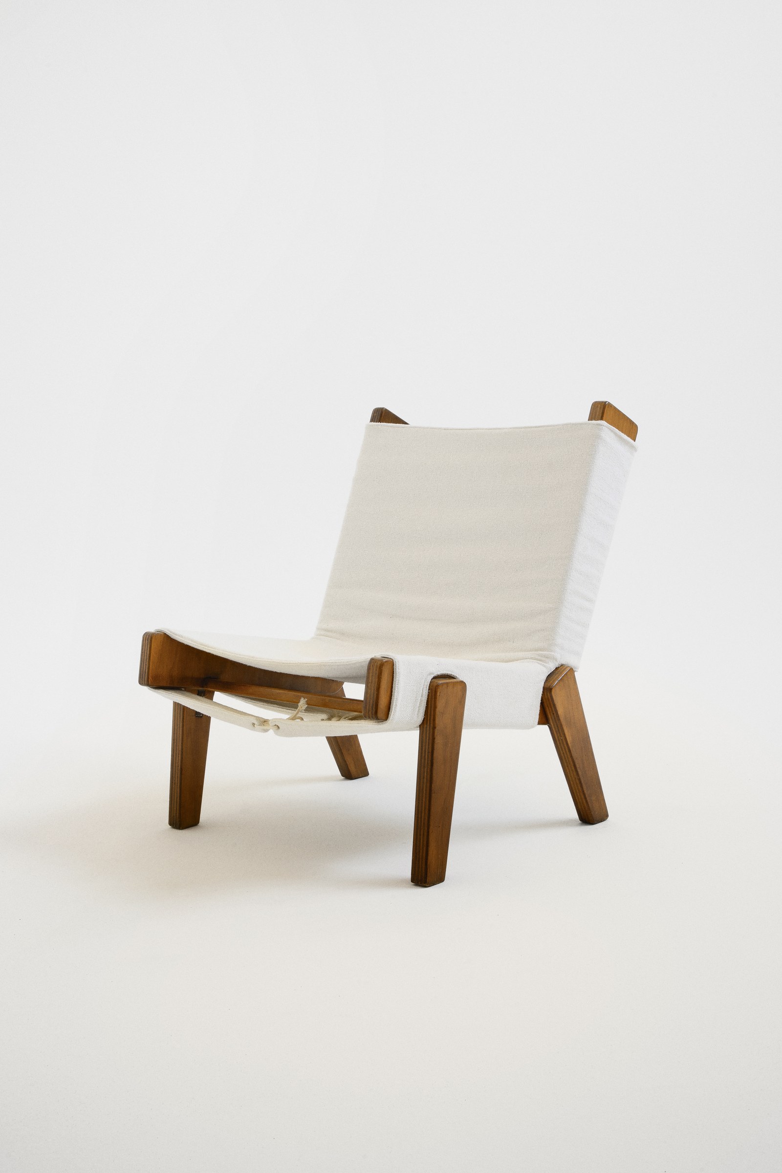 Lina Bo Bardi — Poltrona P6 [P6 armchairs]