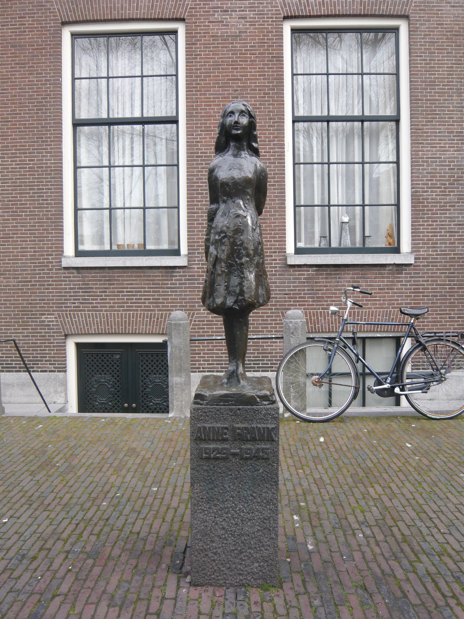 Mari Andriessen — Statue of Anne Frank